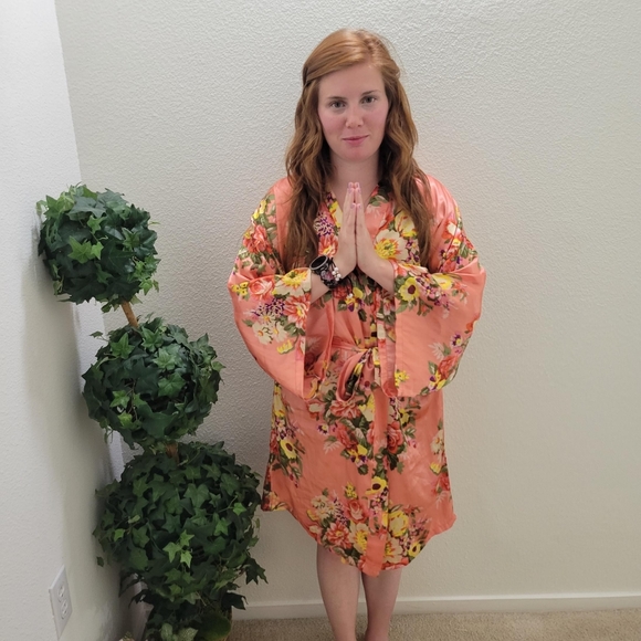 Beautiful Floral Silky Robe 🌼🌸🌻🌹 - Picture 7 of 7